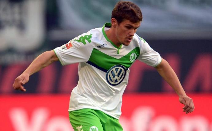 Außenverteidiger Sebastian Jung wird vorerst nicht zu seinem ehemaligen Verein Eintracht Frankfurt zurückkehren. Foto: Peter Steffen