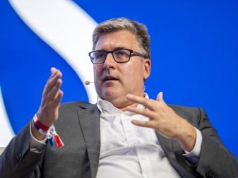 Eintracht-Boss Axel Hellmann rechnet mit neuen Einschränkungen für Zuschauer in der Corona-Pandemie. Foto: David Inderlied/dpa Eintracht-Boss Axel Hellmann rechnet mit neuen Einschränkungen für Zuschauer in der Corona-Pandemie. Foto: David Inderlied/dpa