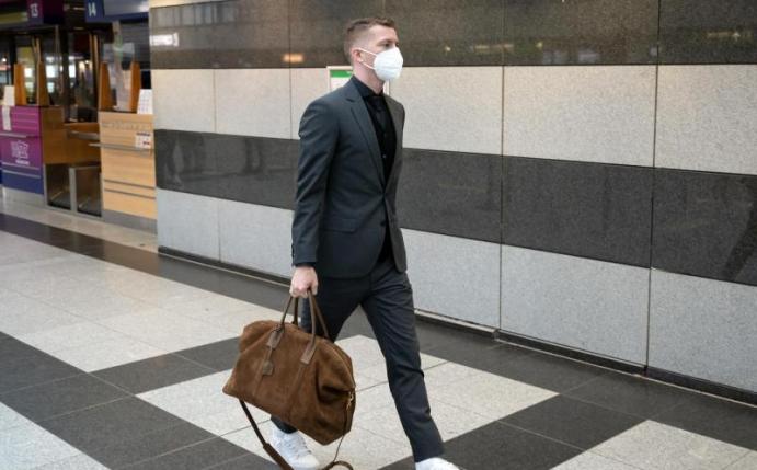 Der Dortmunder Marco Reus vor dem Abflug nach Portugal. Foto: Bernd Thissen/dpa
