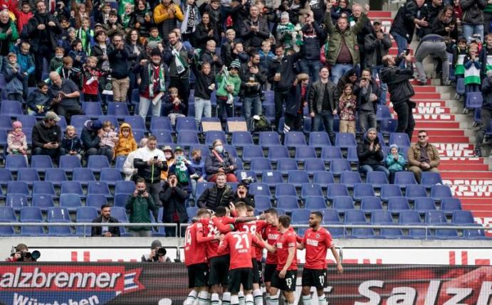 Mit 1000 Freikarten für das Heimspiel gegen Dresden wollen Hannover 96 und die Region Hannover einen weiteren Impfanreiz schaffen. Foto: Axel Heimken/dpa