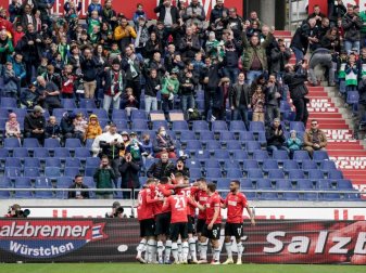 Mit 1000 Freikarten für das Heimspiel gegen Dresden wollen Hannover 96 und die Region Hannover einen weiteren Impfanreiz schaffen. Foto: Axel Heimken/dpa Mit 1000 Freikarten für das Heimspiel gegen Dresden wollen Hannover 96 und die Region Hannover einen weiteren Impfanreiz schaffen. Foto: Axel Heimken/dpa