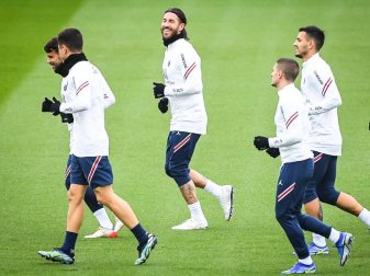 Sergio Ramos (M.) steht im PSG-Aufgebot für das Spiel bei Manchester City. Foto: Matthieu Mirville/ZUMA Press Wire/dpa Sergio Ramos (M.) steht im PSG-Aufgebot für das Spiel bei Manchester City. Foto: Matthieu Mirville/ZUMA Press Wire/dpa