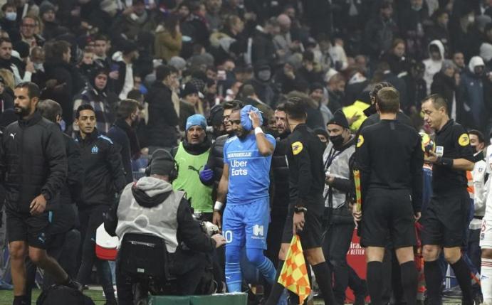 Marseilles Dimitri Payet (M) verlässt verletzt das Spielfeld, nachdem er von einer vollen Wasserflasche getroffen wurde. Foto: Laurent Cipriani/AP/dpa