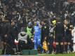 Marseilles Dimitri Payet (M) verlässt verletzt das Spielfeld, nachdem er von einer vollen Wasserflasche getroffen wurde. Foto: Laurent Cipriani/AP/dpa