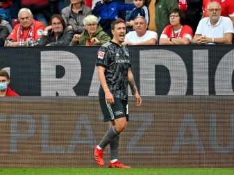 Wurde beim FSV Mainz 05 nach seiner Auswechslung von Fans mit Bier beschüttet: Max Kruse. Foto: Torsten Silz/dpa Wurde beim FSV Mainz 05 nach seiner Auswechslung von Fans mit Bier beschüttet: Max Kruse. Foto: Torsten Silz/dpa
