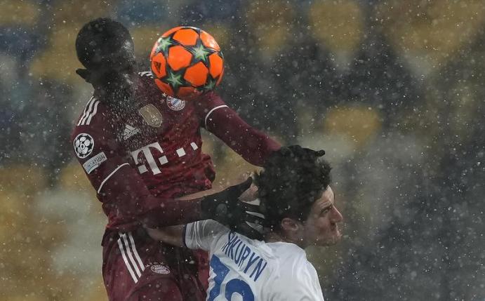Droht dem FC Bayern nach dem Sieg in Kiew auszufallen: Tanguy Nianzou (l). Foto: Efrem Lukatsky/AP/dpa