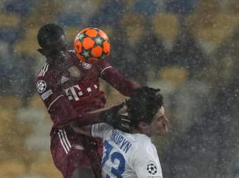 Droht dem FC Bayern nach dem Sieg in Kiew auszufallen: Tanguy Nianzou (l). Foto: Efrem Lukatsky/AP/dpa Droht dem FC Bayern nach dem Sieg in Kiew auszufallen: Tanguy Nianzou (l). Foto: Efrem Lukatsky/AP/dpa