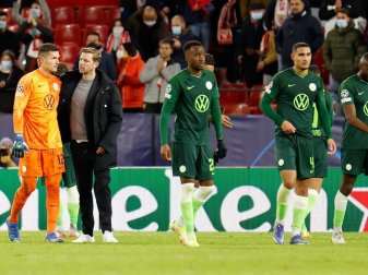 Der VfL Wolfsburg verlor erstmals unter Trainer Florian Kohfeldt (2.v.l). Foto: Daniel Gonzalez Acuna/dpa Der VfL Wolfsburg verlor erstmals unter Trainer Florian Kohfeldt (2.v.l). Foto: Daniel Gonzalez Acuna/dpa
