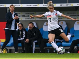 Nationalspielerin Kathrin Hendrich (r) in Aktion. Foto: Hendrik Schmidt/dpa-Zentralbild/dpa Nationalspielerin Kathrin Hendrich (r) in Aktion. Foto: Hendrik Schmidt/dpa-Zentralbild/dpa