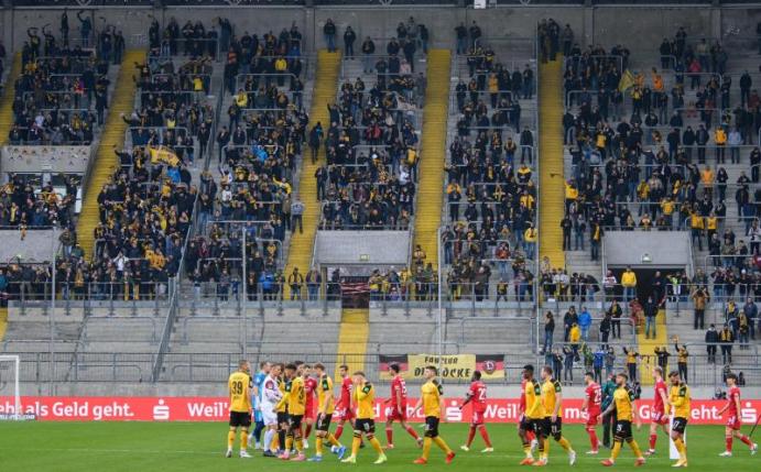 Wegen der hohen Corona-Fallzahlen muss Dynamo Dresden vorerst auf Zuschauer verzichten. Foto: Robert Michael/dpa-Zentralbild/dpa