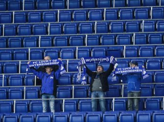 Die Zugangsregeln bei der TSG 1899 Hoffenheim werden weiter verschärft: Fans halten vor leeren Zuschauerrängen ihre Schals in die Höhe. Foto: Uwe Anspach/dpa Die Zugangsregeln bei der TSG 1899 Hoffenheim werden weiter verschärft: Fans halten vor leeren Zuschauerrängen ihre Schals in die Höhe. Foto: Uwe Anspach/dpa