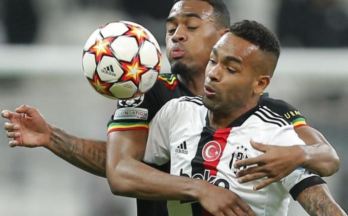 Amsterdams Ryan Gravenberch (hinten) hält Besiktas Alex Teixeira mit den Armen zurück. Foto: -/AP/dpa