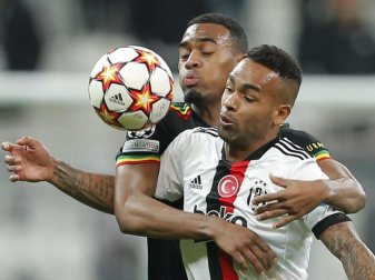 Amsterdams Ryan Gravenberch (hinten) hält Besiktas Alex Teixeira mit den Armen zurück. Foto: -/AP/dpa Amsterdams Ryan Gravenberch (hinten) hält Besiktas Alex Teixeira mit den Armen zurück. Foto: -/AP/dpa