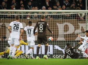 St. Paulis Daniel-Kofi Kyereh (2.v.r.) trifft zum 2:0 gegen Sandhausens Torwart Patrick Drewes (hinten). Foto: Christian Charisius/dpa St. Paulis Daniel-Kofi Kyereh (2.v.r.) trifft zum 2:0 gegen Sandhausens Torwart Patrick Drewes (hinten). Foto: Christian Charisius/dpa