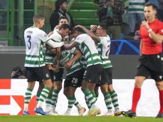 Sportings Pedro Goncalves (M) jubelt über seinen Treffer zum 1:0. Foto: Armando Franca/AP/dpa Sportings Pedro Goncalves (M) jubelt über seinen Treffer zum 1:0. Foto: Armando Franca/AP/dpa