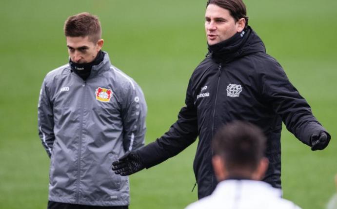 Leverkusens Trainer Gerardo Seoane (r) spricht beim Abschlusstraining zur Mannschaft. Foto: Marius Becker/dpa