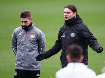 Leverkusens Trainer Gerardo Seoane (r) spricht beim Abschlusstraining zur Mannschaft. Foto: Marius Becker/dpa Leverkusens Trainer Gerardo Seoane (r) spricht beim Abschlusstraining zur Mannschaft. Foto: Marius Becker/dpa