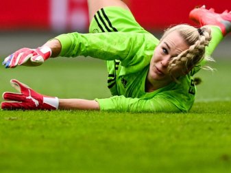 DFB-Torhüterin Merle Frohms in Aktion. Foto: Hendrik Schmidt/dpa-Zentralbild/dpa DFB-Torhüterin Merle Frohms in Aktion. Foto: Hendrik Schmidt/dpa-Zentralbild/dpa