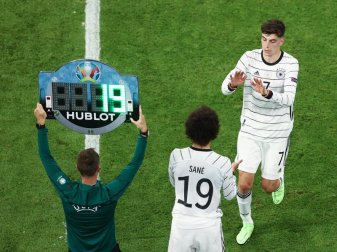 Der vierte Offizielle zeigt eine Auswechslung an. Foto: Christian Charisius/dpa Der vierte Offizielle zeigt eine Auswechslung an. Foto: Christian Charisius/dpa