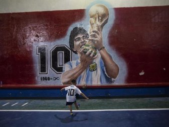 Ein Wandgemälde der verstorbenen Fußballlegende Maradona in Buenos Aires. Foto: Rodrigo Abd/AP/dpa Ein Wandgemälde der verstorbenen Fußballlegende Maradona in Buenos Aires. Foto: Rodrigo Abd/AP/dpa