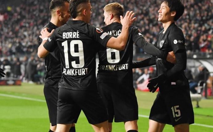 Frankfurts Daichi Kamada (r) jubelt nach seinem Tor zum 1:0 gegen Antwerpen mit Lucas Silva Melo (l-r), Filip Kostic, Rafael Santos Borré und Kristijan Jakic. Foto: Arne Dedert/dpa