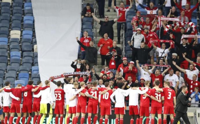Die Unioner lassen sich von den mitgereisten Fans feiern. Foto: Ariel Schalit/AP/dpa
