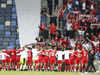 Die Unioner lassen sich von den mitgereisten Fans feiern. Foto: Ariel Schalit/AP/dpa Die Unioner lassen sich von den mitgereisten Fans feiern. Foto: Ariel Schalit/AP/dpa