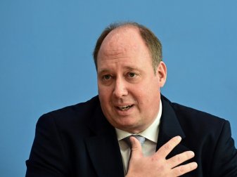 Helge Braun äußert Kritik an vollbesetzten Stadien Helge Braun äußert Kritik an vollbesetzten Stadien