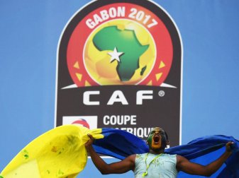 CAF unterstützt Fußball-WM im Zwei-Jahres-Rhythmus CAF unterstützt Fußball-WM im Zwei-Jahres-Rhythmus