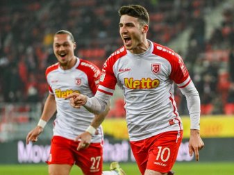 Der Regensburger Torschütze Kaan Caliskaner (r) bejubelt mit Mitspieler Joël Zwarts seinen Treffer zum 2:1. Foto: Armin Weigel/dpa Der Regensburger Torschütze Kaan Caliskaner (r) bejubelt mit Mitspieler Joël Zwarts seinen Treffer zum 2:1. Foto: Armin Weigel/dpa