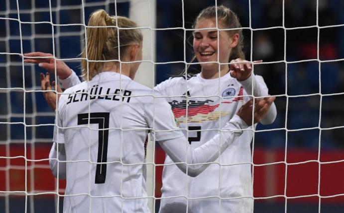 Lea Schüller (l) jubelt nach ihrem Tor zum 5:0 mit Jule Brand. Foto: Swen Pförtner/dpa