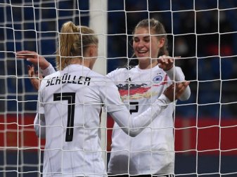 Lea Schüller (l) jubelt nach ihrem Tor zum 5:0 mit Jule Brand. Foto: Swen Pförtner/dpa Lea Schüller (l) jubelt nach ihrem Tor zum 5:0 mit Jule Brand. Foto: Swen Pförtner/dpa