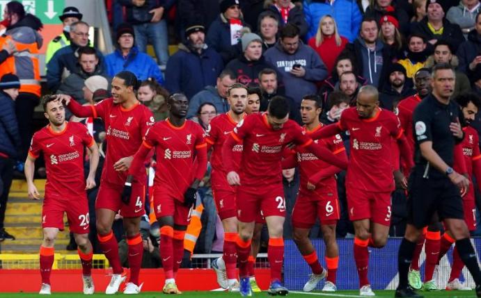 Liverpools Diogo Jota (l) jubelt mit seinen Mannschaftskameraden über seinen Treffer zum 1:0. Foto: Peter Byrne/PA Wire/dpa