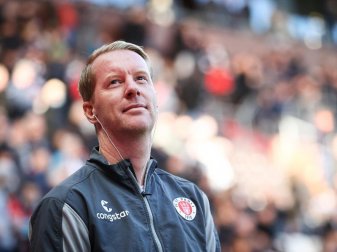 Pauli-Trainer Timo Schultz ist positiv auf das Coronavirus getestet worden. Foto: Christian Charisius/dpa Pauli-Trainer Timo Schultz ist positiv auf das Coronavirus getestet worden. Foto: Christian Charisius/dpa