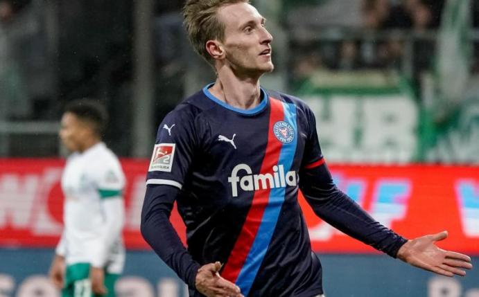 Kiels Joshua Mees feiert seinen Treffer zum 1:0. Foto: Axel Heimken/dpa