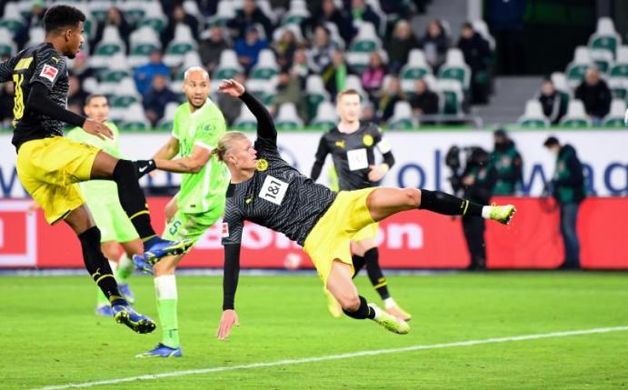Weltklasse-Stürmer Erling Haaland (M) erzielt nur neun Minuten nach seiner Einwechslung das 3:1 gegen den VfL Wolfsburg. Foto: Swen Pförtner/dpa