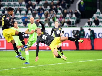 Weltklasse-Stürmer Erling Haaland (M) erzielt nur neun Minuten nach seiner Einwechslung das 3:1 gegen den VfL Wolfsburg. Foto: Swen Pförtner/dpa Weltklasse-Stürmer Erling Haaland (M) erzielt nur neun Minuten nach seiner Einwechslung das 3:1 gegen den VfL Wolfsburg. Foto: Swen Pförtner/dpa