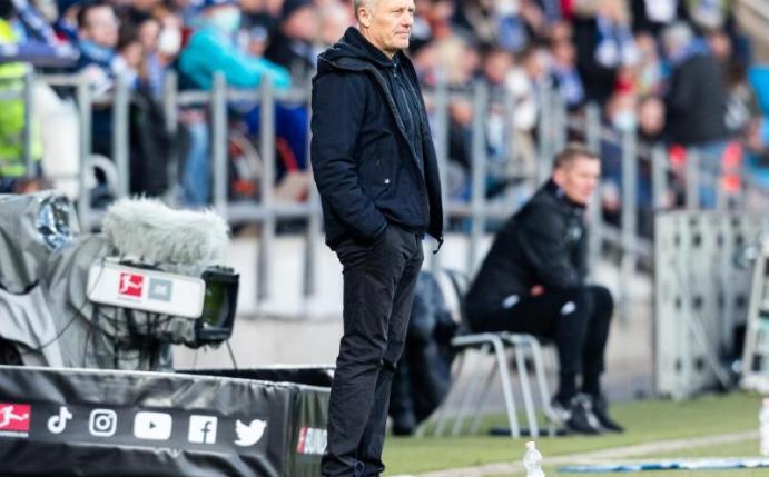 Erlebte bei seinem 300. Bundesliga-Spiel eine Niederlage des SC Freiburg beim VfL Bochum: Freiburgs Kult-Coach Christian Streich. Foto: Marcel Kusch/dpa