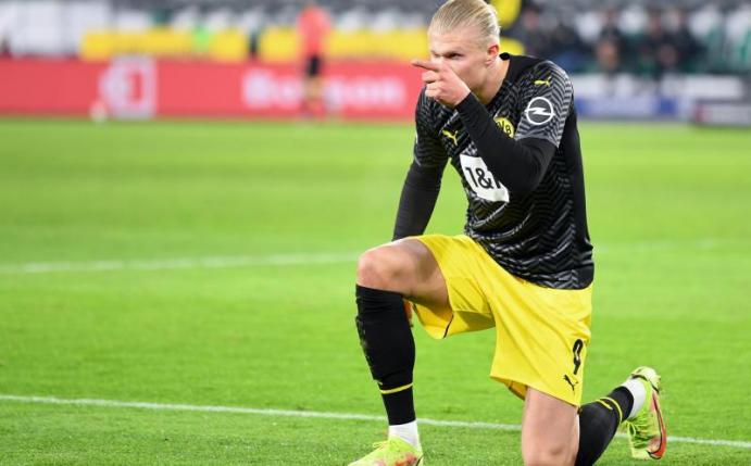 Erling Haaland bejubelt sein Tor zum 3:1 für den BVB beim VfL Wolfsburg. Foto: Swen Pförtner/dpa