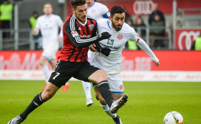 Yunus Malli (r) von Mainz wird umworben. Foto: Armin Weigel