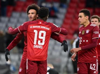 Münchens Leroy Sane (l-r) bejubelt sein Tor zum 1:0 mit Alphonso Davies und Jamal Musiala. Foto: Peter Kneffel/dpa Münchens Leroy Sane (l-r) bejubelt sein Tor zum 1:0 mit Alphonso Davies und Jamal Musiala. Foto: Peter Kneffel/dpa