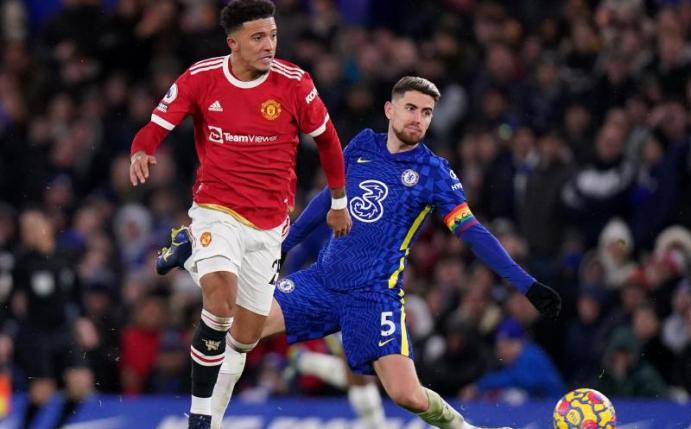 Jadon Sancho (l) von Manchester United setzt sich durch und erzielt das 0:1. Foto: Adam Davy/PA Wire/dpa