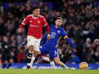 Jadon Sancho (l) von Manchester United setzt sich durch und erzielt das 0:1. Foto: Adam Davy/PA Wire/dpa Jadon Sancho (l) von Manchester United setzt sich durch und erzielt das 0:1. Foto: Adam Davy/PA Wire/dpa