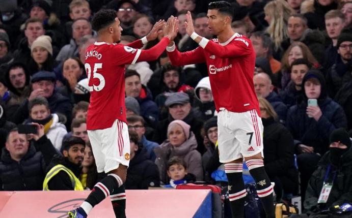 Jadon Sancho (l) wird bei Manchester United durch seinen Teamkollegen Cristiano Ronaldo ausgewechselt. Foto: Adam Davy/PA Wire/dpa