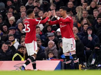 Jadon Sancho (l) wird bei Manchester United durch seinen Teamkollegen Cristiano Ronaldo ausgewechselt. Foto: Adam Davy/PA Wire/dpa Jadon Sancho (l) wird bei Manchester United durch seinen Teamkollegen Cristiano Ronaldo ausgewechselt. Foto: Adam Davy/PA Wire/dpa
