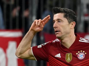 Münchens Stürmerstar steht in der Fußballwoche gleich zwei Mal im Fokus: Robert Lewandowski. Foto: Sven Hoppe/dpa Münchens Stürmerstar steht in der Fußballwoche gleich zwei Mal im Fokus: Robert Lewandowski. Foto: Sven Hoppe/dpa