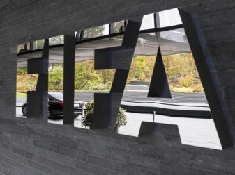 Das Logo der FIFA am Hauptsitz des Weltfußballverbandes in Zürich. Foto: Ennio Leanza/KEYSTONE/dpa Das Logo der FIFA am Hauptsitz des Weltfußballverbandes in Zürich. Foto: Ennio Leanza/KEYSTONE/dpa