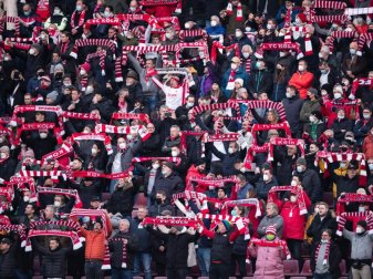 50.000 Zuschauer verfolgten im Stadion des 1. FC Köln das Spiel gegen Borussia Mönchengladbach. Foto: Marius Becker/dpa 50.000 Zuschauer verfolgten im Stadion des 1. FC Köln das Spiel gegen Borussia Mönchengladbach. Foto: Marius Becker/dpa