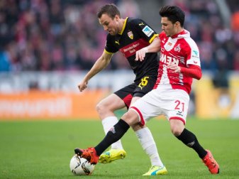 Stuttgarts Kevin Großkreutz (r) im Zweikampf mit Leonardo Bittencourt vom 1. FC Köln. Foto: Marius Becker Stuttgarts Kevin Großkreutz (r) im Zweikampf mit Leonardo Bittencourt vom 1. FC Köln. Foto: Marius Becker