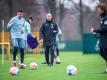 Ole Werner (M.) leitete zum ersten Mal das Training bei Werder Bremen. Foto: Sina Schuldt/dpa